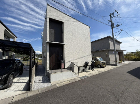 「23.3帖の大空間LDK×オール電化」香南市野市町大谷　中古一戸建ての前面道路含む現地写真