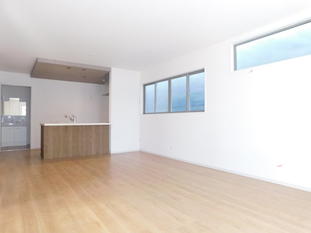 清須市西枇杷島町上新の新築一戸建の居間・リビング|◇リビング◇　　２面彩光で明るいリビング１８．７帖　大きな窓の開放感のあるリビング♪