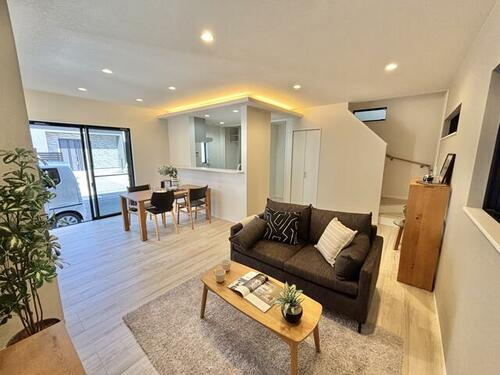 三井南町　A号棟　新築一戸建ての居間・リビング|LDK17.2帖
■物件内覧・資金計画相談・住宅ローン相談、リフォーム相談、お問合せ受付中■
※当日・翌日のご内覧、ご相談はお電話でのお問合せがスムーズです！
