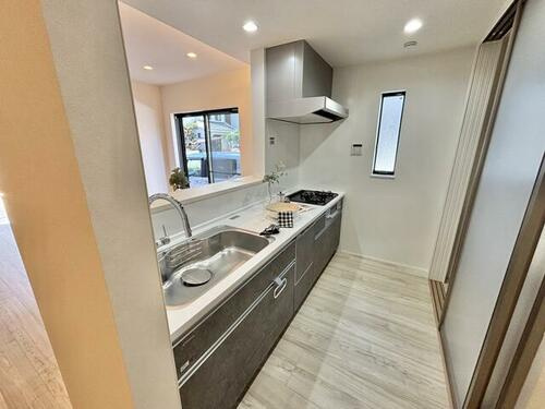 三井南町　A号棟　新築一戸建てのキッチン|LDK17.2帖
■物件内覧・資金計画相談・住宅ローン相談、リフォーム相談、お問合せ受付中■
※当日・翌日のご内覧、ご相談はお電話でのお問合せがスムーズです！