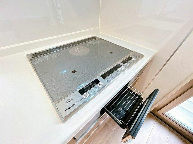 中古戸建て・仲介手数料半額）小牧市小松寺２丁目１４９－２のキッチン|ＩＨコンロとグリルはクリーニ…