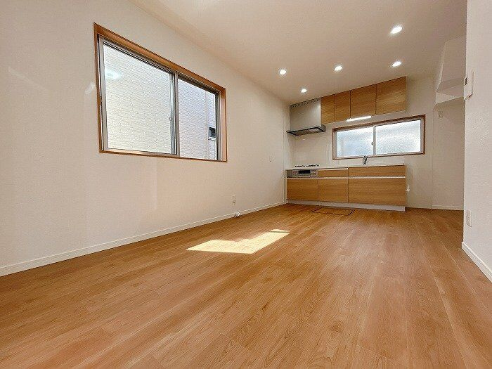 新涯町5丁目　1999万の居間・リビング|自然光がたっぷり入り、飽きのこないシンプルなデザインです。お好みのインテリアや家具を合わせやすいレイアウトが魅力です。
