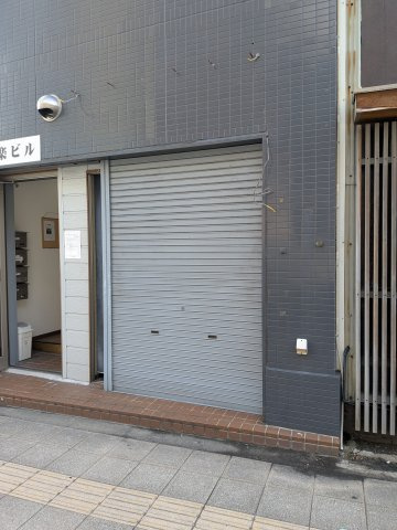 大阪市西区本田１丁目の店舗事務所のエントランス