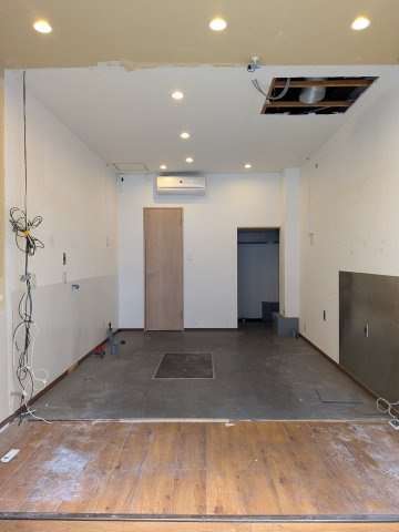 大阪市西区本田１丁目の店舗事務所の居間・リビング