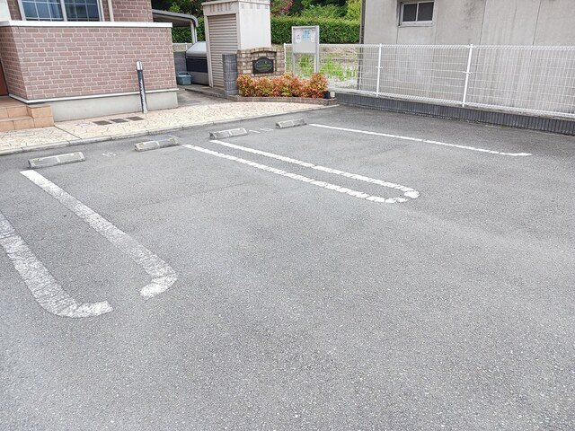 アンソレイエ飾磨　Ⅱ番館の駐車場