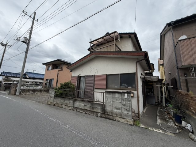 藤岡市中栗須の中古一戸建の前面道路含む現地写真