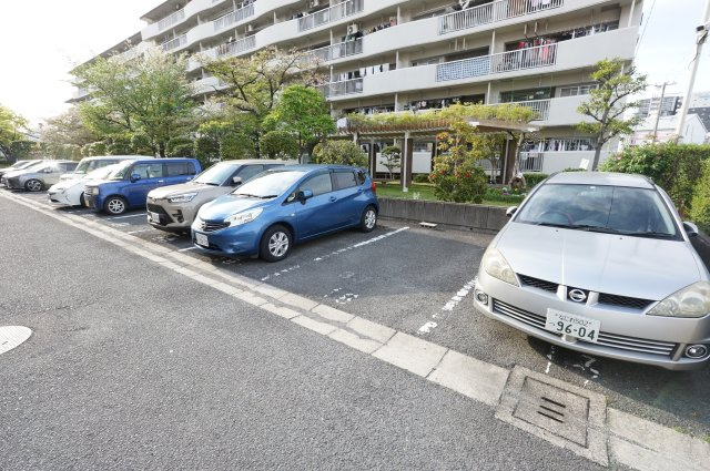 京橋南コーポ２号棟の駐車場