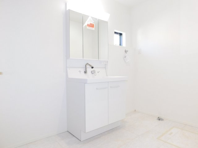 名古屋市緑区旭出３丁目の新築一戸建の独立洗面台|◇洗面室◇　　三面鏡シャワードレッサー　床下収納庫完備