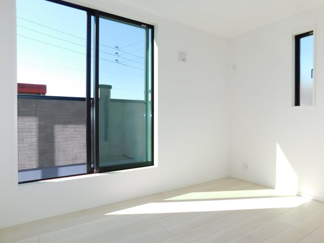 名古屋市緑区旭出３丁目の新築一戸建の洋室|◇洋室◇　　南面を含む２面彩光で明るい洋室７．０帖　全居室収納完備！　バルコニー付き！