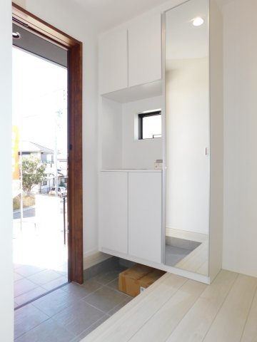 名古屋市緑区旭出３丁目の新築一戸建の玄関|◇玄関収納◇　　玄関がスッキリと片付くミラー付き収納完備！　