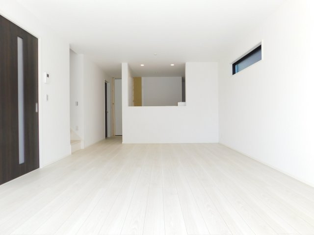 名古屋市緑区旭出３丁目の新築一戸建の居間・リビング|◇リビング◇　　南面を含む２面彩光で明るく広いリビング２０．６帖　足元から均等にリビングが温まる床暖房付き！