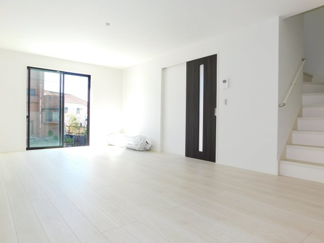 名古屋市緑区旭出３丁目の新築一戸建の居間・リビング|◇リビング◇　　南面を含む２面彩光で明るく広いリビング２０．６帖　人気のリビング階段♪
