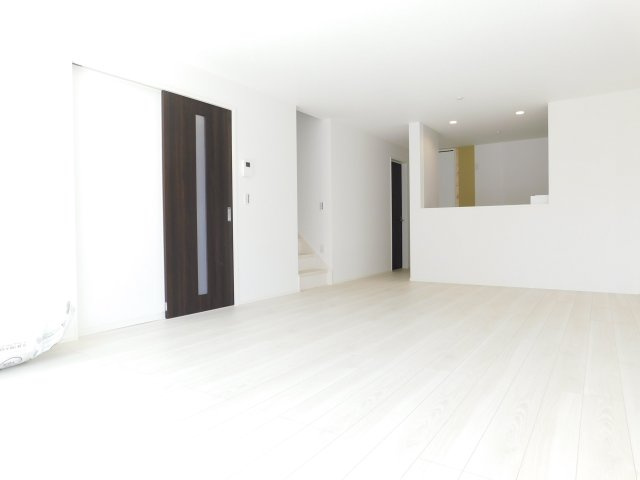 名古屋市緑区旭出２丁目の新築一戸建の居間・リビング|◇リビング◇　　南面を含む２面彩光で広くて明るいリビング２０．６帖　家族のコミュニケーションが増えるリビング階段♪