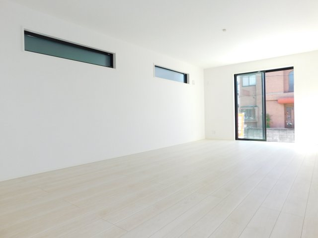 名古屋市緑区旭出３丁目の新築一戸建の居間・リビング|◇リビング◇　　南面を含む２面彩光で明るく広いリビング２０．６帖　インテリアが映えるワイドリビング♪　