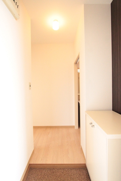 レジデンス新町Aの玄関|下駄箱付き　※別部屋反転間取り写真につき相違有