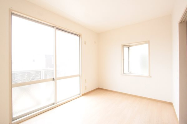 レジデンス新町Aの居間・リビング|洋室5.8帖　※別部屋反転間取り写真につき相違有