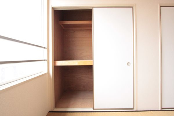 レジデンス新町Aの収納|和室6畳の押入れ　※別部屋反転間取り写真につき相違有