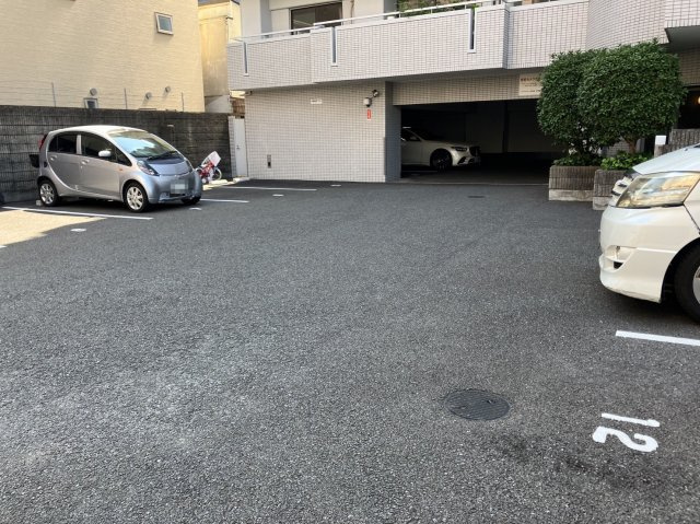 ロイヤルコート柳馬場の駐車場