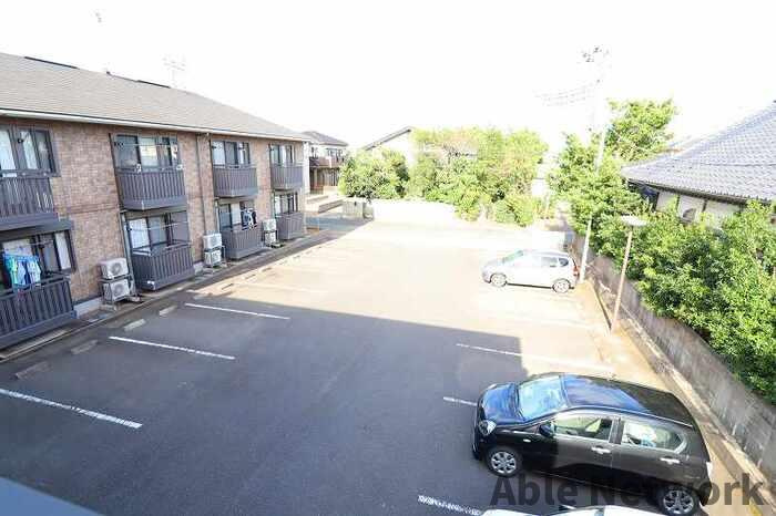 リロイコアEASTの駐車場