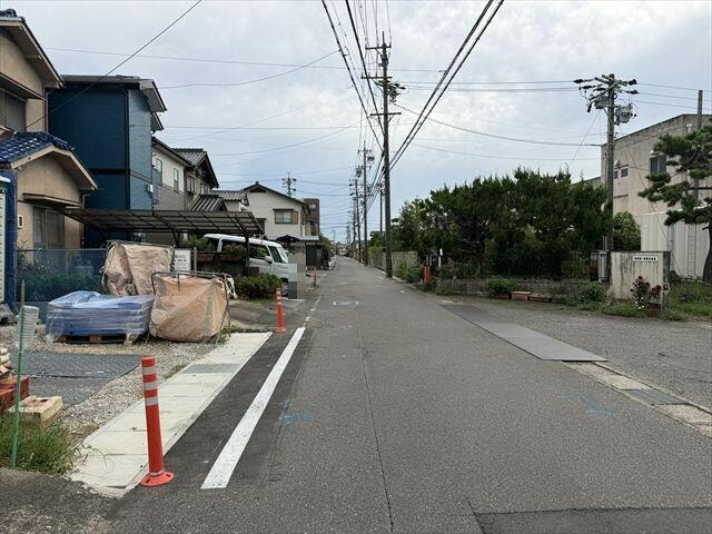 新築戸建て・仲介手数料無料）小牧市間々原新田５１５番・A号棟の前面道路含む現地写真