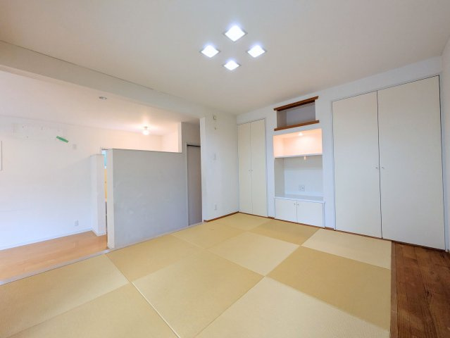 北土居5丁目戸建ての和室|畳の色の変化を楽しめる和室。壁面の収納と飾り棚を備え、日用品の整理にも役立ちます。