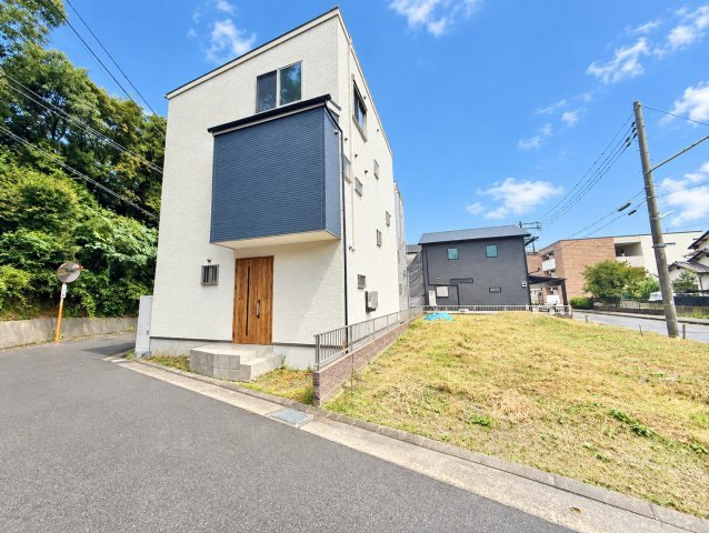 新築戸建　尼崎市東園田町2丁目の外観|年内完成予定の新築戸建3階建て。駐車スペース2台分ございます。内観完成済みのため現在内覧可能です♪