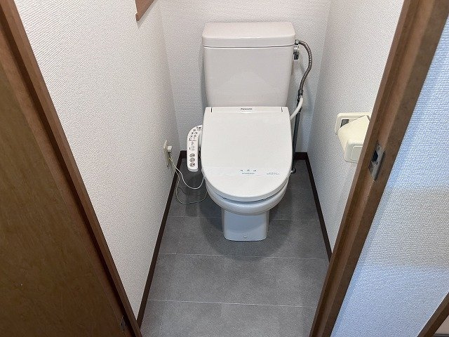 フェニックス荻窪弐番館のトイレ|落ち着いた色調のトイレです