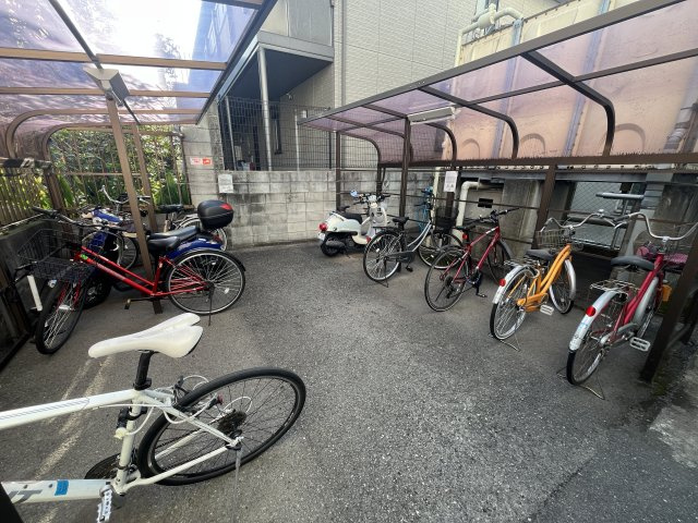 ベルハイム江坂の駐車場