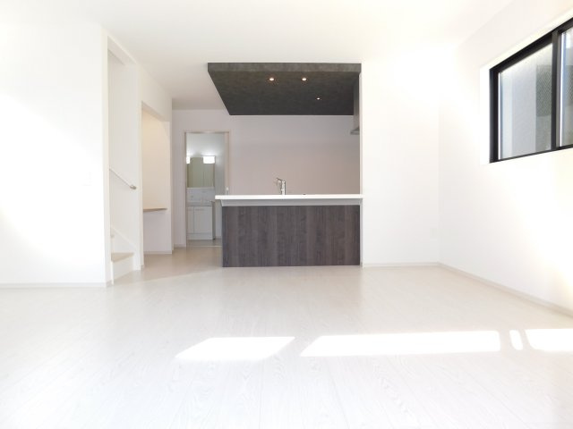名古屋市緑区六田２丁目の新築一戸建の居間・リビング|◇リビング◇　　南面を含む２面採光で明るいリビング１７．４帖　家族のコミュニケーションの機会が増えるリビング階段♪