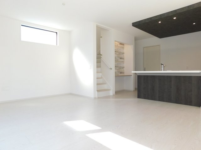 名古屋市緑区六田２丁目の新築一戸建の居間・リビング|◇リビング◇　　南面を含む２面採光で明るいリビング１７．４帖　多用途に利用できるカウンター付き！