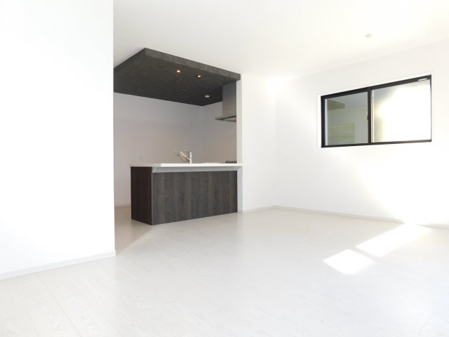名古屋市緑区六田２丁目の新築一戸建の居間・リビング|◇リビング◇　　南面を含む２面採光で明るいリビング１７．４帖　大きな窓の開放感のあるリビング♪