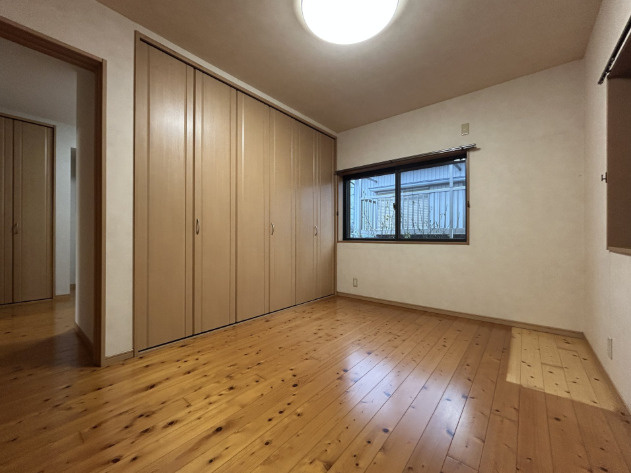「カーポート2台分完備」高知市大津乙　中古一戸建ての洋室|壁面いっぱいの大型クローゼット完備！お部屋を広くスッキリ使える収納充実の洋室です。