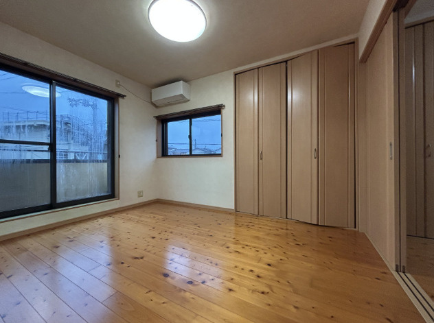 「カーポート2台分完備」高知市大津乙　中古一戸建ての洋室|収納に便利な大型クローゼット完備！クロス張替え＆クリーニングで綺麗で清潔感ある居室へと仕上がります。