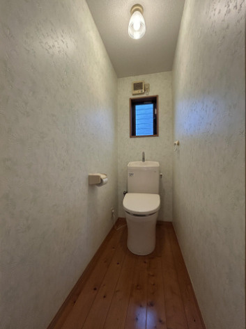 「カーポート2台分完備」高知市大津乙　中古一戸建てのトイレ|2階にもトイレを完備しており朝の混雑時も安心！小窓からの換気もスムーズで衛生的にご使用いただけます。