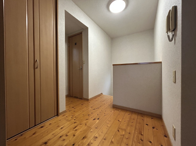 「カーポート2台分完備」高知市大津乙　中古一戸建てのその他|温かみのある木目調の床が魅力的！クロス張り替えで明るく気持ちの良い動線空間に仕上がります。