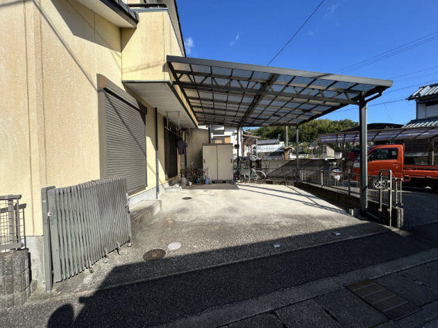 「カーポート2台分完備」高知市大津乙　中古一戸建ての駐車場|愛車を雨風から守る便利なカーポート付き！ゆったりとした駐車スペースで出し入れもスムーズです。