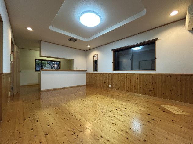 「カーポート2台分完備」高知市大津乙　中古一戸建ての居間・リビング|木のぬくもり感じる広々リビング！クロス張り替え＆クリーニングで清潔感あふれる空間に。