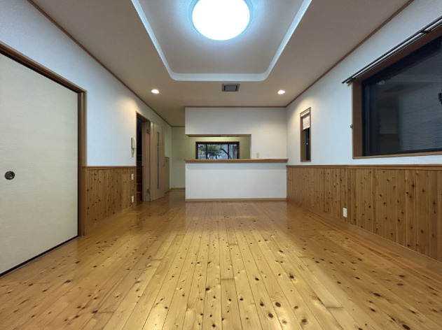 「カーポート2台分完備」高知市大津乙　中古一戸建ての居間・リビング|折上天井が解放感を演出！明るい陽射しが差し込む、家族みんなでくつろげるLDKです。
