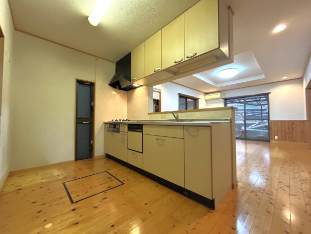 「カーポート2台分完備」高知市大津乙　中古一戸建てのキッチン|お掃除しやすく作業がはかどる広々キッチン！クロス張替えで明るく衛生的な調理空間を提供します。