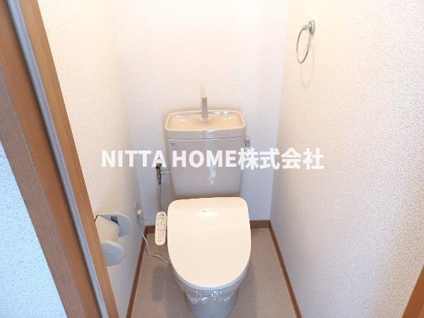 サニーレジデンスのトイレ|暖房便座で暖かいです◎
新婚・ファミリー向け物件(^^)/カウンターキッチンです★