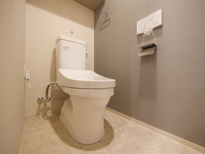 【トイレ】 | K-COURT谷町四丁目 | 落ち着いた色調のトイレです