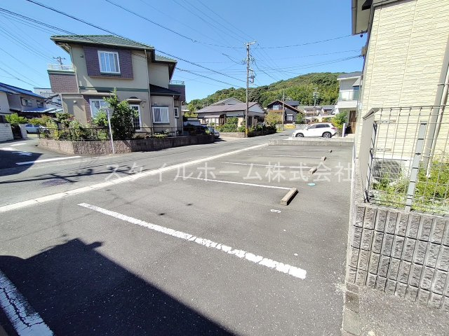ウィルモア仙路の駐車場