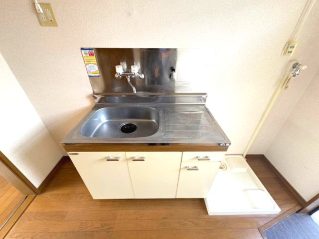 イオチハイツ2号棟のキッチン|コンパクトなキッチンで掃除もラクラク