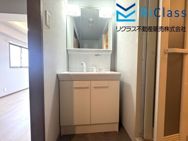 すまでらコーポ（オーナーチェンジ物件）の独立洗面台|三面鏡付洗面化粧台です