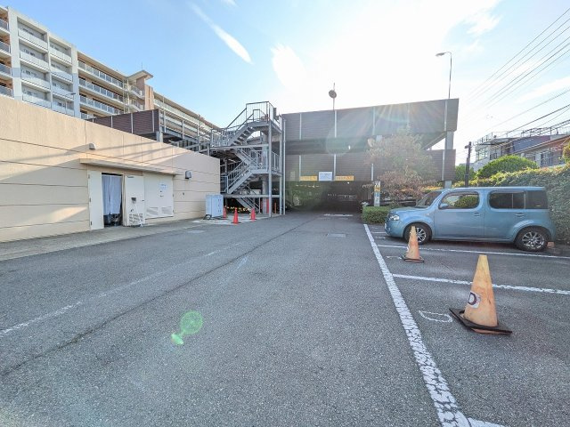 ゼファーアートフィールズフェアステージの駐車場|～駐車場は1住戸につき1台ぶん割り当てが有ります～