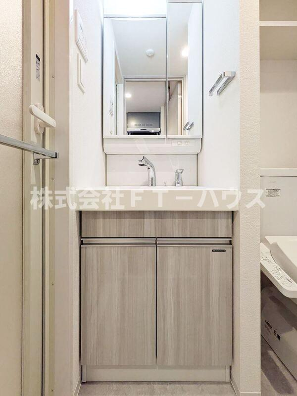 S-RESIDENCE原木中山azureの独立洗面台