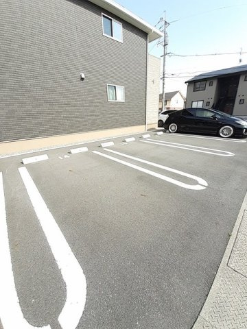 ラルーチェＡ棟の駐車場|駐車場に車を止められます