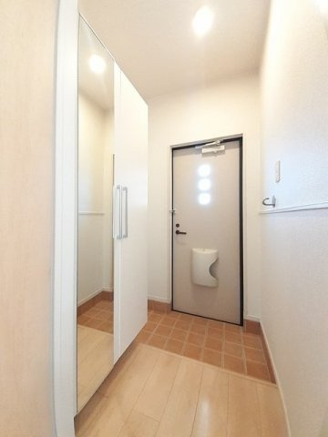 ノーベル　Ｂ棟の玄関|収納もある玄関です