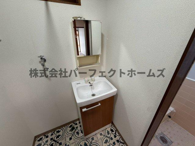 点野4丁目テラスハウス　賃貸の独立洗面台|独立洗面台、小物を置くことができて便利です