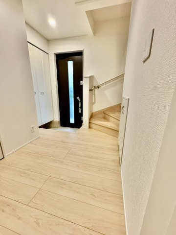 藤井寺市川北３丁目の玄関|玄関収納を備え、靴や小物もすっきり整理。毎日気持ちよく家族やお客様を迎えられます。